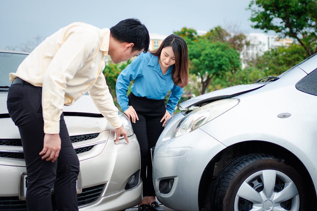 Drivers assessing the damages after a car accident in Alabama