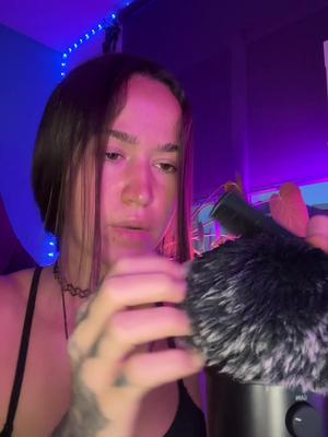 Replying to @pleasetrippp666 I just woke up and this guys pet lizard is awake Oo 🤪 | Sorry not sorry, I went and got drunk with a cute guy instead of arguing w randos👁️👄👁️