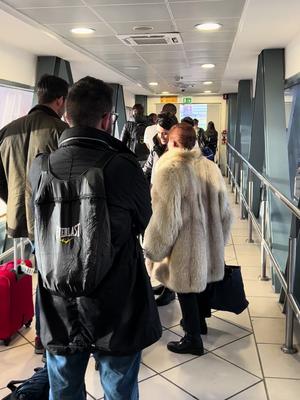 os retardados dançando no aeroporto depois da festa as 4h da manhã e o povo na fila olhando KKKKKKKK | Country: BR